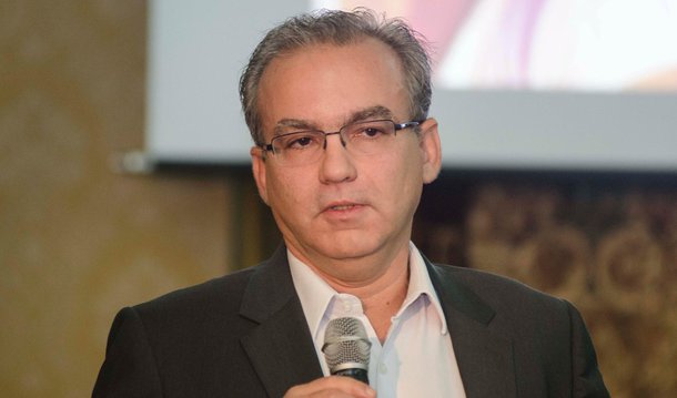 "O Maranhão tem crescido na oferta de serviços em várias áreas, então aquela chegada de pacientes já não é tão grande como existia no passado", declarou o prefeito de Teresina, Firmino Filho, sobre a diminuição no número de pacientes do Maranhão que buscam tratamento no principal pronto-socorro do Piauí; segundo ele, atualmente os pacientes do Maranhão representam apenas entre 3% e 5% do total de atendimentos no Hospital de Urgência de Teresina (HUT); há cinco anos, esse número chegava a quase 20%