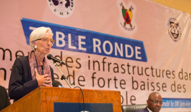 De acordo com o Fundo Monetário Internacional, presidido por Christine Lagarde, a economia mundial deve crescer 3,4% este ano e 3,6% no próximo, dois décimos a menos do que o previsto em outubro; a instituição justifica a revisão para baixo do crescimento global tanto em 2016 quanto em 2017 principalmente com o desempenho econômico dos mercados emergentes e das economias em desenvolvimento; a economia do Brasil recuará 3,5% em 2016, baixa de 2,5 pontos percentuais em relação ao relatório anterior, segundo previsões do Fundo