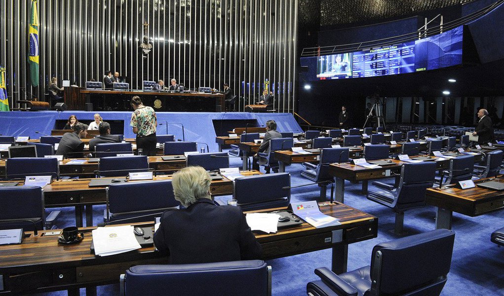 Todo mundo sabe que o Brasil passa por uma crise econômica muito grave e já existem sinais de uma crise social. No entanto, a agenda posta para debate no plenário do Senado não resolve nenhum dos problemas que afligem o povo brasileiro