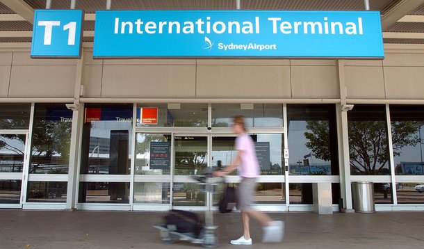 Dois australianos foram diagnosticados com Zika vírus após voltarem ao país de viagens ao Caribe; autoridades também disseram que mosquitos portadores do vírus foram detectados no Aeroporto Internacional de Sydney, mas destacaram que é pouco provável que o vírus iria estabelecer transmissões locais, dada a inexistência de grandes números de mosquitos Aedes Aegypti