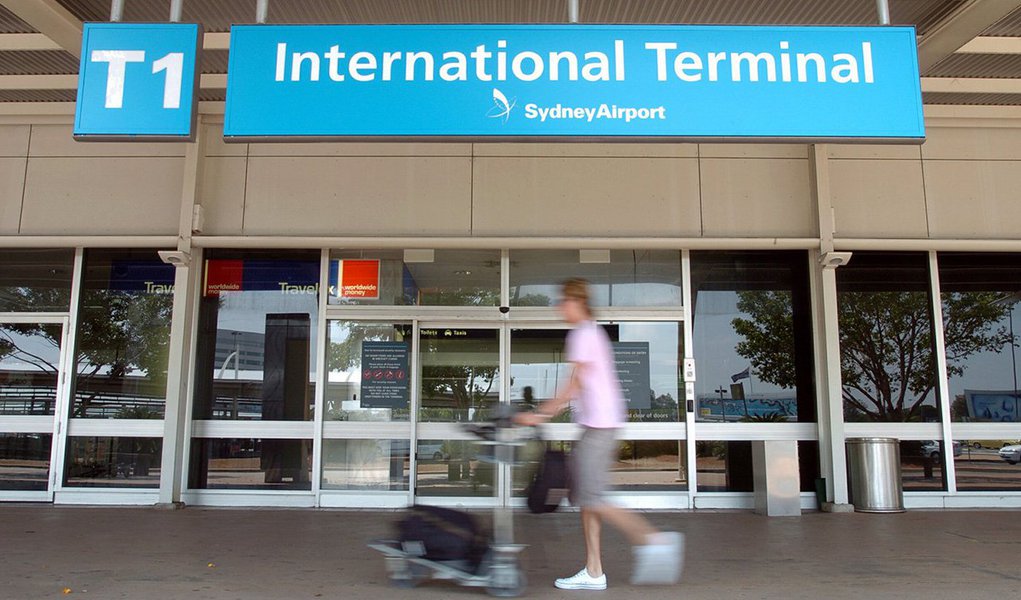 Dois australianos foram diagnosticados com Zika vírus após voltarem ao país de viagens ao Caribe; autoridades também disseram que mosquitos portadores do vírus foram detectados no Aeroporto Internacional de Sydney, mas destacaram que é pouco provável que o vírus iria estabelecer transmissões locais, dada a inexistência de grandes números de mosquitos Aedes Aegypti