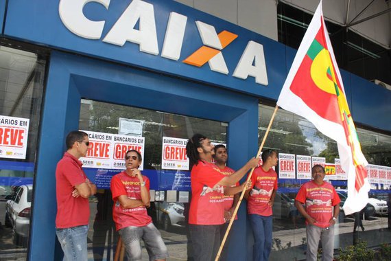 A categoria ainda fará novas assembeias na próxima segunda-feira para organizar o movimento. Os bancários pedem um reajuste salarial de 16%, contra os 5,5% proposto pela Fenabam