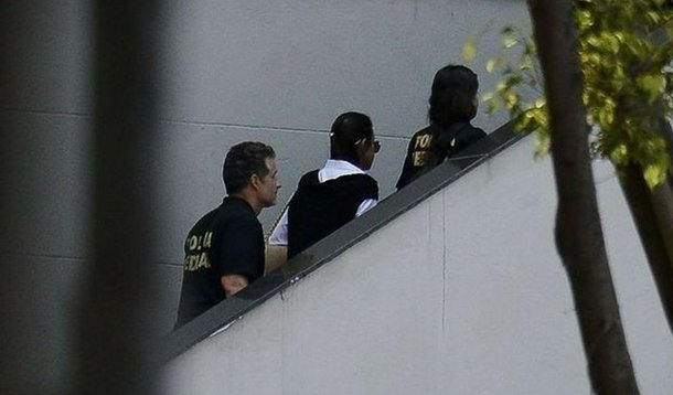 A ex-primeira dama do Estado do Rio Adriana Ancelmo, esposa do ex-governador Sérgio Cabral (PMDB), está sozinha numa cela da Cadeia Pública Joaquim Ferreira de Souza, um das unidades do Complexo Penitenciário de Gericinó, em Bangu, na zona Oeste da capital; ela está em uma galeria para presas com nível superior; a cela de seis metros quadrados tem um beliche de alvenaria, pia, chuveiro e sanitário; de acordo com a Seap, Adriana se alimenta normalmente"; segundo a Operação Calicute, Adriana participou da lavagem e da ocultação de proveitos de origem ilícita consequentes da corrupção supostamente praticada por Cabral