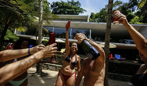 Um grupo de mais de 120 pessoas, entre intelectuais, jornalistas, líderes políticos, sindicalistas e ativistas de movimentos sociais divulgou um manifesto contra Rede Globo, pela tentativa de censurar blogueiros e jornalistas de investigar o caso do triplex em Paraty que pertenceria à família Marinho; estão os jornalistas Renato Rovai, Maria Rita Kehl, Palmério Dória, Fernando Morais, Luiz Carlos Azenha, Rodrigo Vianna, além dos deputados federais Elvino Bohn Gass (PT), Paulo Pimenta (PT) e Orlando Silva