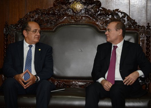 Grupo de juristas que entrou com pedido de impeachment de Gilmar Mendes aponta a relação entre o arquivado da ação no Senado, feita por Renan Calheiros (PMDB), e a decisão do STF manteve na presidência da Casa, mas fora da linha sucessória; reportagem de Marcelo Auler