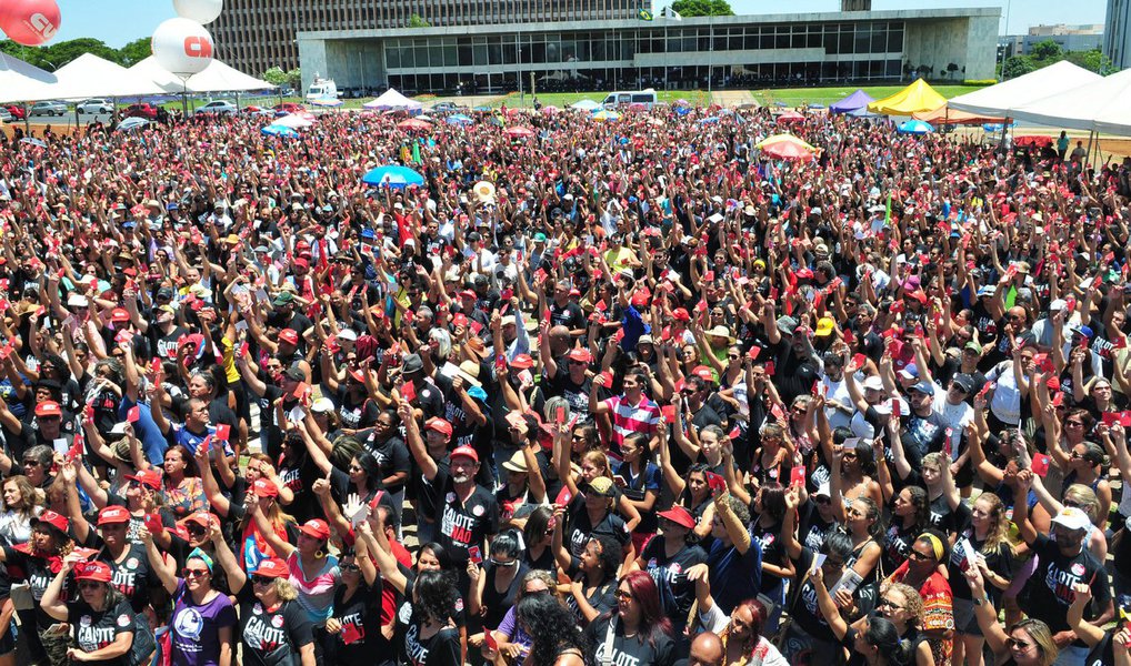 Sindicato dos Professores decidiu que a categoria voltará às salas de aula nesta sexta-feira (13); a decisão tomada em assembleia em frente ao Palácio do Buriti ocorreu após os grevistas receberem proposta formalizada pelo governo; em documento assinado pelo chefe da Casa Civil, Sérgio Sampaio, o Executivo assegura o pagamento dos dias parados, condicionado à reposição das aulas; o calendário para que sejam cumpridos os 200 dias letivos exigidos pela lei federal será elaborado em conjunto