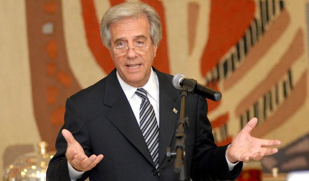 "O governo do Uruguai segue com preocupação os acontecimentos políticos na República Federativa do Brasil, os quais têm afetado a estabilidade política do país irmãos", informou o portal de Internet da Presidência de Tabaré Vázquez; "Podem determinar uma eventual suspensão do exercício da presidência da presidente Dilma Rousseff, legítima e democraticamente eleita pelo povo brasileiro", disse o comunicado, observando que o Uruguai respeita a não interferência nos assuntos internos de outros países