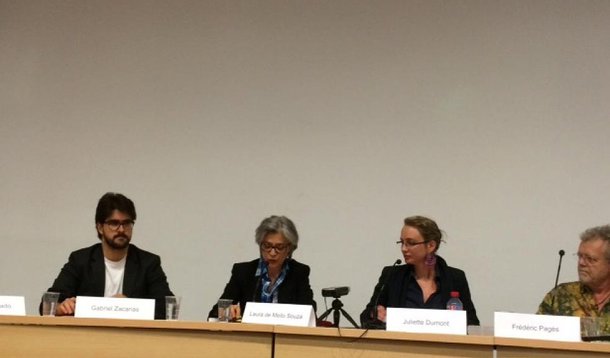 Para a historiadora Juliette Dumont, do Instituto de Altos Estudos sobre a América Latina (Iheal), da universidade parisiense Sorbonne Nouvelle, o provável afastamento da presidente Dilma Rousseff "vai fragilizar o Brasil e prejudicar, durante muitos anos, a credibilidade do país no cenário internacional"; "O Brasil cometerá um suicídio político", se o Senado aprovar o pedido de impeachment de Dilma, diz