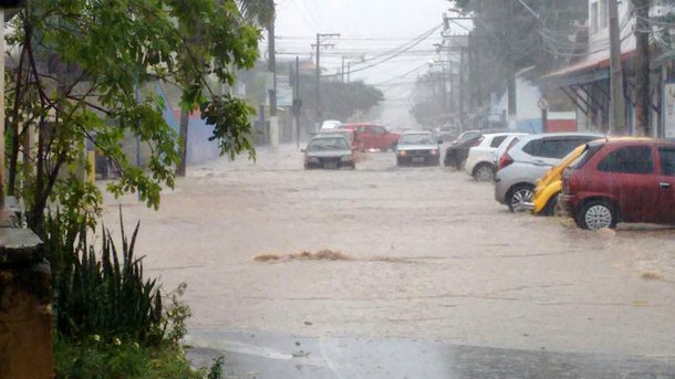 A cidade de Maricá, na Região dos Lagos, no Rio de Janeiro, foi a que mais sofreu com a forte chuva que atingiu a região; no total, 500 pessoas estão desabrigadas e 2 mil desalojadas (que não precisam de abrigo da prefeitura); a professora Lúcia Coutinho, moradora do Condomínio Carlos Marighella, do programa Minha Casa Minha Vida, no bairro de Itaipuaçu, disse que o cenário no momento da chuva era de terror e total desespero para os moradores; a prefeitura atribuiu o fato a uma suposta proibição de abertura do Canal da Barra por parte do Instituto Estadual do Ambiente (Inea) e do governo do estado