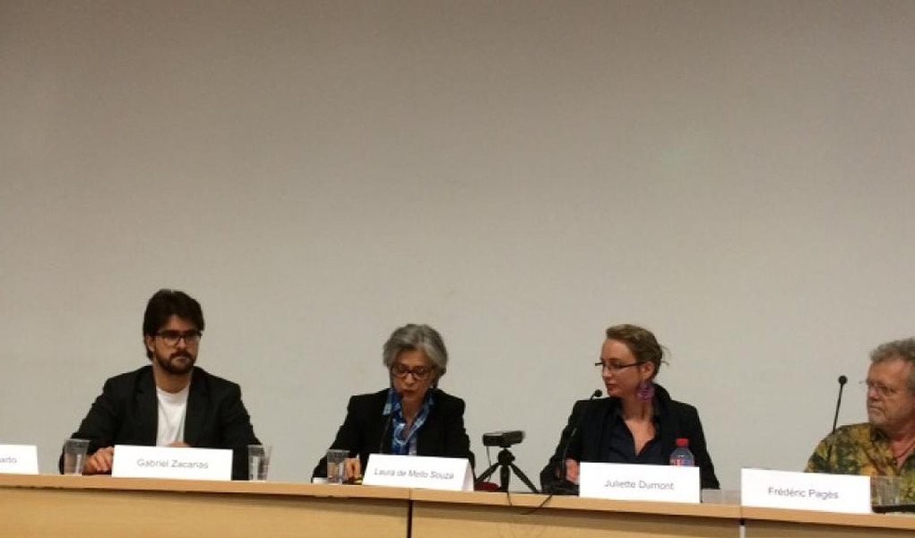 Para a historiadora Juliette Dumont, do Instituto de Altos Estudos sobre a América Latina (Iheal), da universidade parisiense Sorbonne Nouvelle, o provável afastamento da presidente Dilma Rousseff "vai fragilizar o Brasil e prejudicar, durante muitos anos, a credibilidade do país no cenário internacional"; "O Brasil cometerá um suicídio político", se o Senado aprovar o pedido de impeachment de Dilma, diz