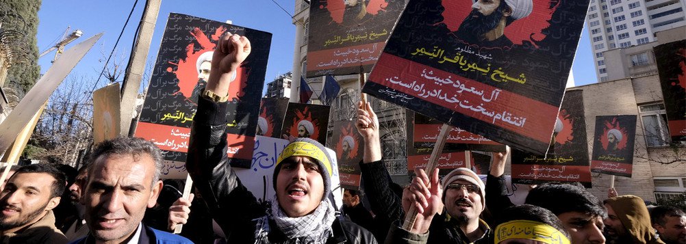 Os países da Liga Árabe manifestaram por meio de um comunicado "solidariedade total" com a Arábia Saudita em relação aos "atos e provocações hostis do Irã", em um momento de crise diplomática entre os dois países; a Arábia havia anunciado o corte de relações diplomáticas com o Irã, na sequência da tensão gerada pela execução do clérigo xiita Nimr Baqer al-Nimr, feroz crítico do reino saudita; o anúncio foi uma reação ao ataque à embaixada de Riade em Teerã por manifestantes que protestavam contra a morte clérigo um dos 47 executados acusados de terrorismo na Arábia