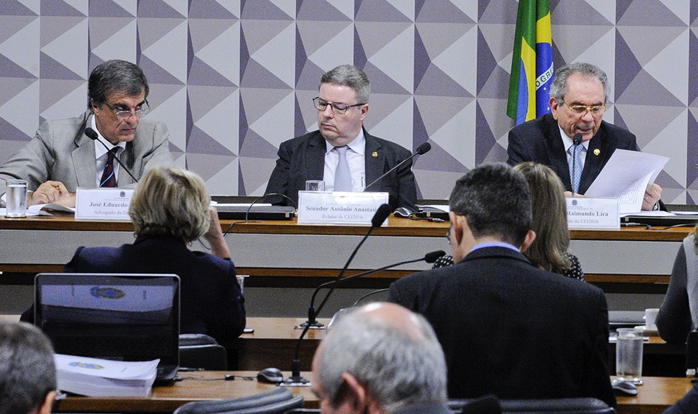 Em reunião que discute o cronograma apresentado pelo relator do colegiado, Antonio Anastasia (PSDB-MG), para o processo de impeachment, o presidente da Comissão Processante do Impeachment no Senado, senador Raimundo Lira (PMDB-PB), acatou questão de ordem da senadora Simone Tebet (PMDB-MS), que pediu redução de 15 para cinco dias corridos do prazo para as alegações finais da defesa e da acusação; decisão, que gerou intenso bate-boca, pode antecipar a votação para julho; votação do cronograma, que ocorreria hoje, foi adiada