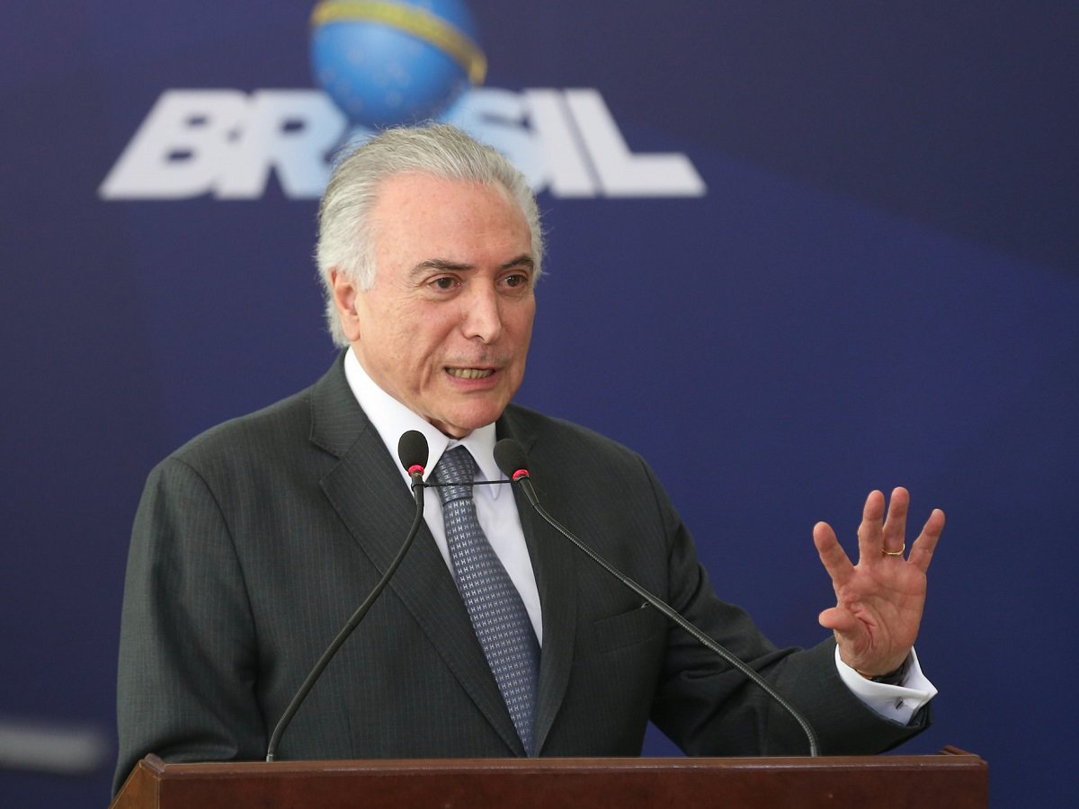 Michel Temer diz que a reforma da Previdência deverá prever o pagamento de um "bônus" ou "abono" para quem tiver contribuído por mais tempo ao se aposentar com a idade mínima de 65 anos; "Pode criar um bônus, um abono, em função da permanência no serviço, seja no serviço público ou na iniciativa privada. Eu acho que essa é uma regra de justiça. Quem contribuiu mais deve receber mais", afirma Temer em entrevista ao jornalista Kennedy Alencar, do SBT; assista