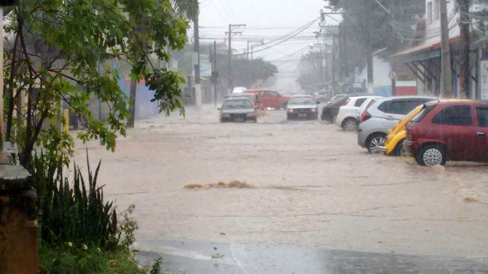 A cidade de Maricá, na Região dos Lagos, no Rio de Janeiro, foi a que mais sofreu com a forte chuva que atingiu a região; no total, 500 pessoas estão desabrigadas e 2 mil desalojadas (que não precisam de abrigo da prefeitura); a professora Lúcia Coutinho, moradora do Condomínio Carlos Marighella, do programa Minha Casa Minha Vida, no bairro de Itaipuaçu, disse que o cenário no momento da chuva era de terror e total desespero para os moradores; a prefeitura atribuiu o fato a uma suposta proibição de abertura do Canal da Barra por parte do Instituto Estadual do Ambiente (Inea) e do governo do estado