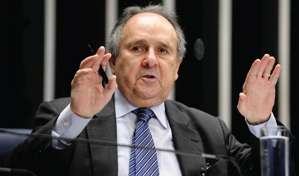 O movimento "UnB contra o golpe" emitiu nota com críticas ao senador Cristovam Buarque (PPS); o parlamentar já foi reitor da Universidade de Brasilia; "Ele já manifestou voto favorável ao golpe de Cunha e Temer. Antes não bastasse o golpe, o projeto dessa dupla é privatizar a universidade, tirar direitos arduamente conquistados e recursos da educação pública - pauta que o senador sempre transpareceu defender. Um farsante! A UnB não tolera golpista, principalmente os que saíram do chão dessa universidade. Vamos invadir sua história e desmascarar sua cara!", afirma o movimento