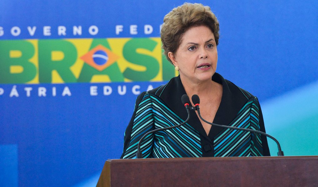 
Em entrevista ao Valor Pro, serviço de informação em tempo real do jornal Valor, a presidente Dilma Rousseff se comprometeu nesta quarta (9) com a meta de 0,7% do PIB em 2016; para atingir essa meta, a presidente disse que irá enviar nas próximas semanas propostas de aumento de receitas fiscais e de corte de despesas obrigatórias; ela admitiu que a nova meta fiscal só pode ser atingida com aumento de impostos; segundo a presidente, só há três maneiras de estabilizar a relação dívida/PIB: crescimento, menos juros e superavit; entrevista da presidente ocorreu no momento em que o país era rebaixado pela agência de classificação de riscos Standard &amp; Poor's, que retirou o selo de bom pagador do Brasil
