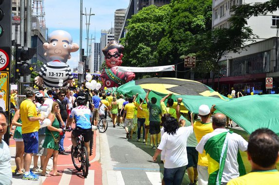 É preocupante ver a proliferação de um pensamento conformista em relação às manobras da direita; como se defeitos da presidente justificassem o retrocesso