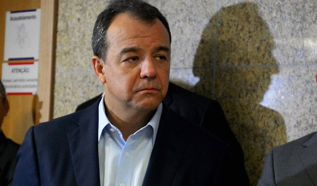 Em nota divulgada hoje (17), a Receita Federal estima que poderá arrecadar R$ 450 milhões em tributos e multas com base na estimativa de que houve cobrança de propina e lavagem de dinheiro, entre outros crimes, que chegam a R$ 224 milhões investigados na Operação Calicute; foram cumpridos 38 mandados de busca e apreensão, oito mandados de prisão preventiva, dois de prisão temporária e 14 de condução coercitiva expedidos pela 7ª Vara Federal Criminal do Rio de Janeiro, além de 14 mandados de busca e apreensão, dois de prisão preventiva e um de prisão temporária expedidos pela 13ª Vara Federal de Curitiba; um dos presos foi o ex-governador Sergio Cabral