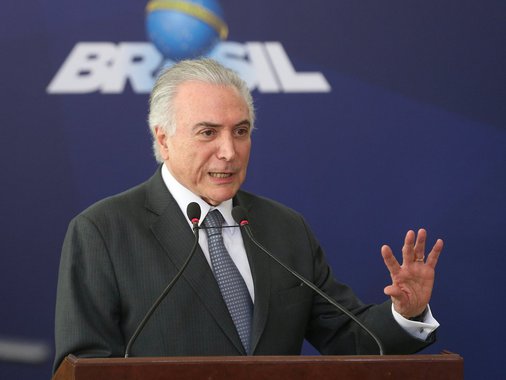 Michel Temer diz que a reforma da Previdência deverá prever o pagamento de um "bônus" ou "abono" para quem tiver contribuído por mais tempo ao se aposentar com a idade mínima de 65 anos; "Pode criar um bônus, um abono, em função da permanência no serviço, seja no serviço público ou na iniciativa privada. Eu acho que essa é uma regra de justiça. Quem contribuiu mais deve receber mais", afirma Temer em entrevista ao jornalista Kennedy Alencar, do SBT; assista
