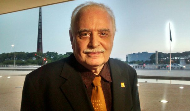 Poeta Augusto de Campos, que também é procurador aposentado, é incisivo ao se posicionar em defesa da democracia; alguém que viveu e sobreviveu à ditadura militar sabe bem o quão grave é ferir o processo democrático, como alguns setores da oposição vem tentando fazer ao inflar uma onda golpista contra a presidenta Dilma; "Não me sentiria bem se me calasse", afirma o poeta; "Acho que, independente dos erros ou equívocos que cometeu o governo, é meu dever de cidadão insurgir-me contra os argumentos falaciosos dos que pretendem derrubar a vencedora das últimas eleições, com grave e perigosa lesão às nossas instituições democráticas"