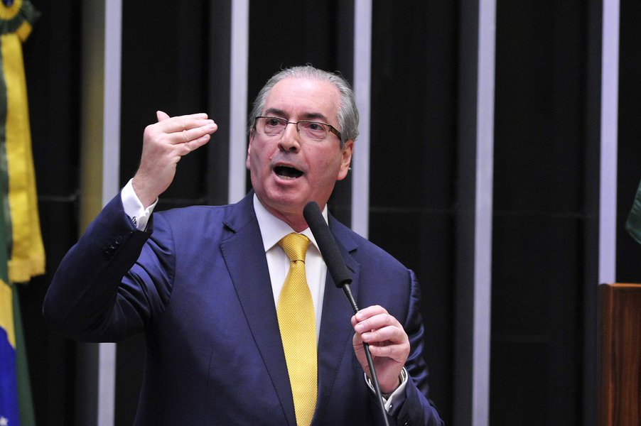 "Eduardo Cunha perdeu o mandato e os direitos políticos, mas não foi abatido e desarmado. Pelo contrário, o que não lhe falta é munição contra os que considera inimigos (PT) e traidores (sua antiga base parlamentar e o governo Temer)", escreve Tereza Cruvinel, colunista do 247; ela alerta que "se o sistema político que pariu Cunha não for mudado por reformas corajosas, outros Cunha virão. Já o Governo, embora dizendo-se aliviado com o despacho de um aliado que o constrangia com cobranças e ameaças, sabe que novos capítulos ainda serão escritos nesta história"