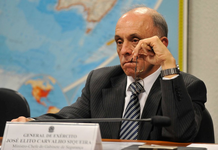 Após a presidente Dilma Rousseff anunciar sua reforma ministerial, o ministro-chefe do Gabinete de Segurança Institucional (GSI), general José Elito, divulgou nota lamentando a extinção da pasta e disse desejar a retificação da decisão do Planalto "no mais curto prazo"; "Ao saber no dia de hoje do conteúdo da reforma, cumpre-me, por um dever de lealdade e em memória aos que me antecederam, lamentar a decisão tomada que, no mais curto prazo, desejo que seja retificada para o bem da sociedade e do Brasil", disse Elito