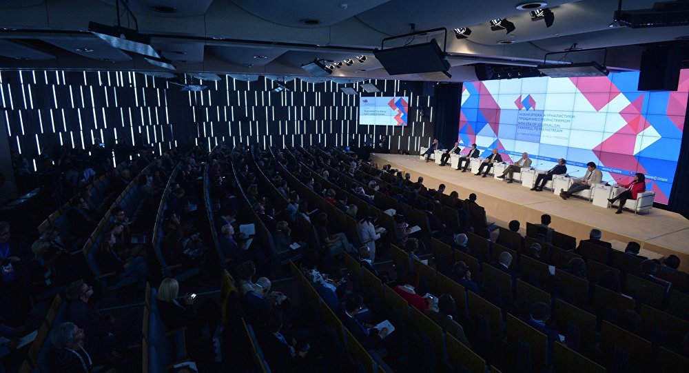 Fórum Internacional dos Meios de Comunicação, que acontece em Moscou com participação de mais de 30 países, destaca que os grandes meios de comunicação não deveriam ser considerados as únicas fontes de informação, pois as pessoas por si mesmas colaboram no envio e produção de notícias; "Nenhuma mídia tem o monopólio sobre a informação, porque a audiência não acredita mais que a mídia seja a única fonte de informação", disse o vice-ministro russo da Comunicação Social, Aleksei Volin; segundo ele, já há algum tempo as pessoas obtêm informação de um vasto número de fontes