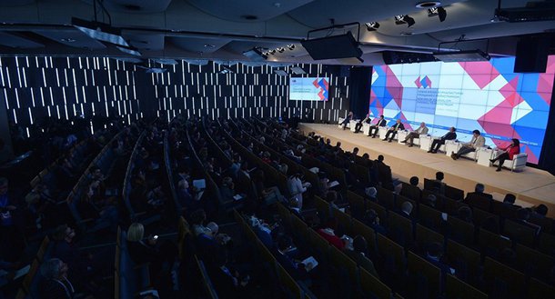 Fórum Internacional dos Meios de Comunicação, que acontece em Moscou com participação de mais de 30 países, destaca que os grandes meios de comunicação não deveriam ser considerados as únicas fontes de informação, pois as pessoas por si mesmas colaboram no envio e produção de notícias; "Nenhuma mídia tem o monopólio sobre a informação, porque a audiência não acredita mais que a mídia seja a única fonte de informação", disse o vice-ministro russo da Comunicação Social, Aleksei Volin; segundo ele, já há algum tempo as pessoas obtêm informação de um vasto número de fontes