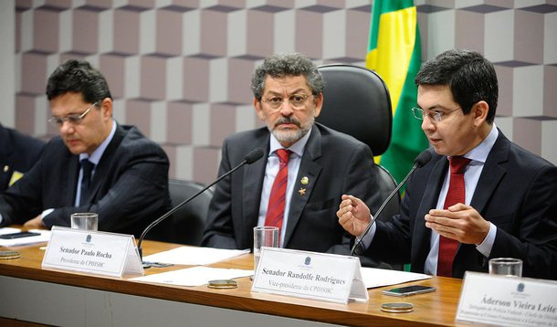 Por não conseguirem levantar informações sobre as mais de 8 mil contas secretas de brasileiros no banco HSBC na Suíça, senadores da Comissão Parlamentar de Inquérito decidiram nesta terça-feira, 1º, aprovar o fim antecipado das investigações, que duraram 9 meses; "A gente está patinando. A CPI não consegue avançar nos trabalhos por absoluta impossibilidade material", disse o presidente da comissão, Davi Alcolumbre (DEM-AP); autor do requerimento que criou a CPI, o senador Randolfe Rodrigues (Rede-AP) disse que as investigações foram encerradas "na prática" em junho; "Essa foi a opção do plenário dessa CPI quando resolveu 'desquebrar' os sigilos que nós tínhamos aprovado", disse