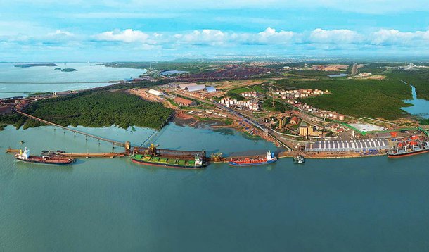A empresa Raízen investirá R$ 200 milhões de recursos próprios em uma base de distribuição de combustíveis (gasolina, diesel, querosene de aviação) no Porto de Itaqui, em São Luís, no Maranhão; o empreendimento fica fora da área de concessão portuária; o projeto, que está em fase de licenciamento ambiental, deve ser concluído em até dois anos e será o maior terminal de distribuição da companhia isoladamente, sem a participação de outros sócios