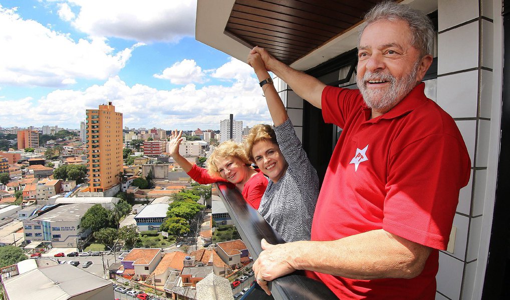 O ex-presidente Lula está indo a Brasília para entre outras coisas debater uma solução para o caso de a votação do STF resultar no impedimento do novo ministro da Justiça; no governo, como no entorno de Lula, os dois nomes mais citados para ocupar o cargo são os dos deputados Paulo Teixeira (PT-SP) e Wadi Damus (PT-RJ); Lula aprova a ambos e o jantar de hoje deve definir a parada