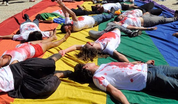"Enquanto os americanos debatem vigorosamente como responder ao massacre em uma boate gay em Orlando, Flórida, os brasileiros enfrentam sua própria epidemia de violência homofóbica, que rendeu ao Brasil a infame classificação de lugar mais mortífero do mundo para lésbicas, gays, bissexuais e pessoas transgênero", diz trecho da reportagem; matéria destaca que o machismo associado ao desemprego e ao aumento do conservadorismo evengélico, tanto na populaçao como na política, estão entre as causas da onda homofóbica brasileira