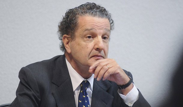 Jornalista, que na semana passada se posicionou contra o impeachment da presidente Dilma, foi alvo de xingamentos e ameaças de quatro mascarados - um deles com a camisa da CBF - na porta de sua casa nesta madrugada; "Com buzinas nas mãos, xingavam: 'Juca Kfouri, maldito, fdp, petista!'", conta ele, acrescentando que "na segunda-feira retrasada já tinham feito o mesmo, com dois carros, e eram oito"