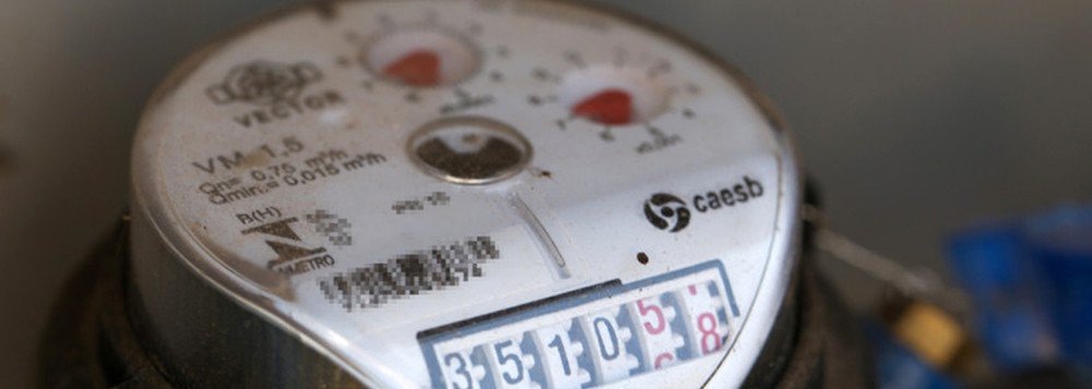 Está suspensa a taxa extra que estipulava a cobrança de até 40% sobre o valor da fatura de água; o TJDFT deferiu medida liminar na Ação Civil Pública proposta pela Defensoria Pública do Distrito Federal, que solicitou a suspensão da cobrança da tarifa de contingência, prevista por resolução nº 17 de 07 de outubro de 2016, da Adasa; o defensor público do Núcleo de Assistência Jurídica de Ceilândia, Luiz Cláudio Souza, foi o responsável pela ação, por considerar, entre outros fundamentos, que há desvio de finalidade; segundo o processo, a aplicação de tarifa extra pode ser destinada apenas à cobertura dos custos adicionais resultantes da crise hídrica e não como incentivo à diminuição de consumo