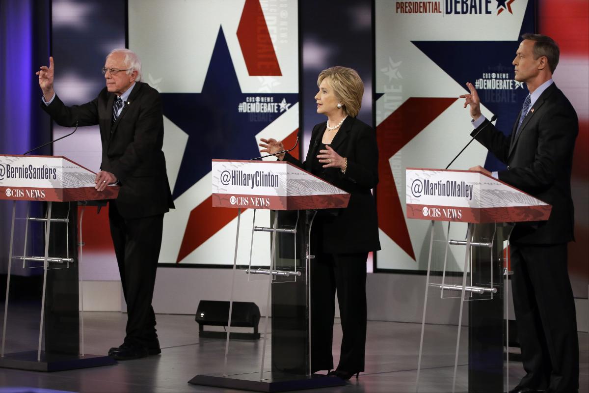 Debate dos candidatos democratas à presidência dos Estados Unidos, ocorrido na noite de ontem, foi tomado pela discussão sobre terrorismo, depois da sexta-feira 13 em Paris; o ponto alto ocorreu quando o senador Bernie Sanders (esq.), o melhor nome da disputa, responsabilizou os Estados Unidos pela instabilidade atual no Oriente Médio e afirmou que a invasão do Iraque, apoiada por Hillary Clinton, "foi a pior decisão de política externa dos Estados Unidos em toda a sua história"; Sanders disse ainda que a intervenção no Iraque teve como consequências o fortalecimento do Exército Islâmico, responsável pelos ataques em Paris 