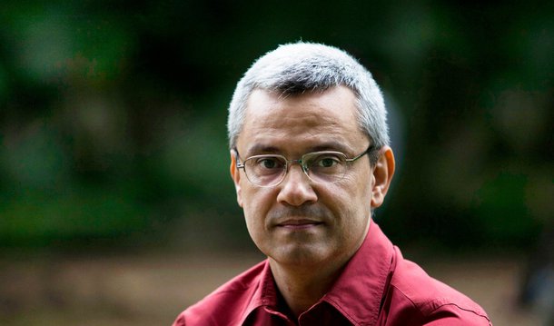 O jornalista Mário Magalhães afirma, em seu blog que, a propaganda do PSDB exibida na noite de segunda (29) deu a entender que o afastamento de Dilma Rousseff do Planalto seria resultado de um contragolpe, e não de um golpe de Estado; o jornalista compara o discurso do PSDB na propaganda ao mesmo utilizado pelos militares que derrubaram o presidente constitucional João Goulart em 1964; "Golpe alveja quem tem o respaldo constitucional do voto; contragolpe digno de assim ser chamado protege quem tem voto. Méritos e deméritos dos governos FHC, Lula e Dilma, em parte abordados ontem, são outra conversa. O marcante foi o tucanato ter insinuado o mesmo discurso que conheceu seu auge em 1964", afirma