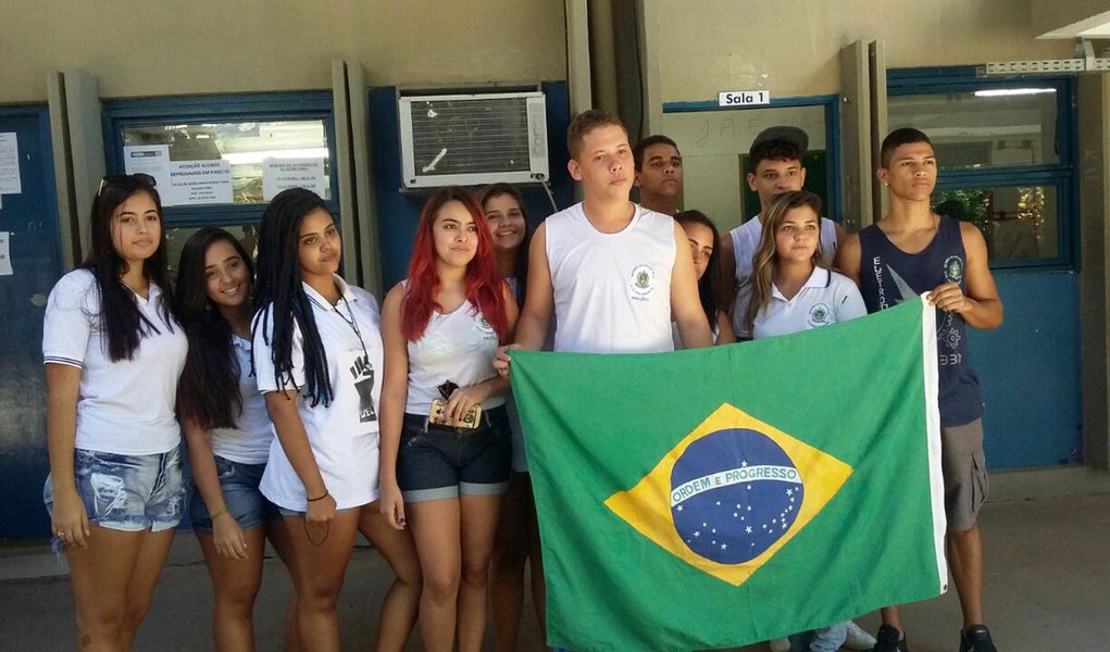 A Justiça do Rio de Janeiro deu prazo de 24 horas para que os alunos desocupem voluntariamente as escolas públicas estaduais do município de Campos dos Goytacazes, norte fluminense; a juíza Maria Daniella Binato de Castro, titular da Vara da Infância, da Juventude e do Idoso da Comarca de Campos dos Goytacazes, determinou que, caso os manifestantes se recusem a cumprir a decisão, a desocupação poderá ser forçada, com uso da força policial; o prazo é improrrogável