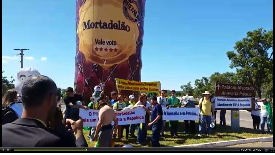 Terminou com confusão um protesto em frente ao hotel onde o ex­-presidente Luiz Inácio Lula da Silva está hospedado em Brasília; o hotel fica a cerca de 100 metros da entrada do Palácio da Alvorada, onde a presidente Dilma se reuníu com aliados; viaturas da polícia chegaram ao local; o governo do Distrito Federal resolveu colocar um muro na Esplanada dos Ministérios para separar manifestantes contra e pró impeachment, com o objetivo de evitar conflitos
