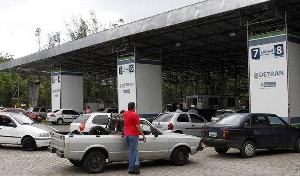 Policiais civis fazem uma operação para cumprir 36 mandados de prisão de suspeitos de fraudar o sistema do Departamento Estadual de Trânsito do Rio de Janeiro (Detran-RJ); também estão sendo cumpridos 112 mandados de busca e apreensão e 280 de condução coercitiva (em que a pessoa é levada à delegacia para prestar depoimento)