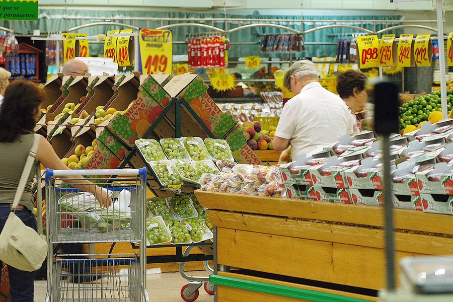 Novo salto nos preços de alimentos em julho levou a prévia da inflação oficial do país a subir mais do que o esperado no mês; o Índice Nacional de Preços ao Consumidor Amplo-15 (IPCA-15) subiu 0,54% em julho, sobre alta de 0,40% no mês anterior, informou o IBGE; no acumulado em 12 meses até julho, o indicador teve alta de 8,93%, desacelerando sobre o avanço no mês anterior