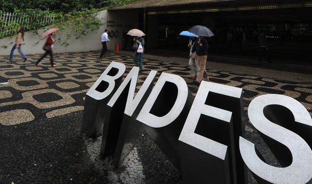 Em nota publicada no Facebook, o banco de fomento negou que a presidente Dilma tenha atuado "para flexibilizar" uma regra de concessão de financiamentos do banco em favor da Andrade Gutierrez antes de sua reeleição em 2014, conforme publicou a revista Época no final de semana; o BNDES argumenta que a operação de crédito obedeceu todos os trâmites internos de rotina e "lamenta que Época tenha, mais uma vez, publicado um texto parcial e enviesado"