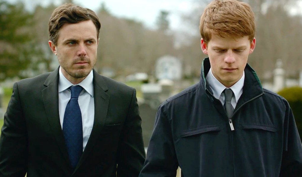  Dentro de uma indústria tão altamente padronizada quanto Hollywood, todo ano há pelo menos um filme que sai da fórmula. Ou seja, que destoa das expectativas e das estruturas normalmente seguidas no gênero a que pertence. Este ano, este filme é o drama "Manchester à Beira-Mar", em que especialmente o ator Casey Affleck parece estar-se tornando praticamente uma unanimidade nas premiações