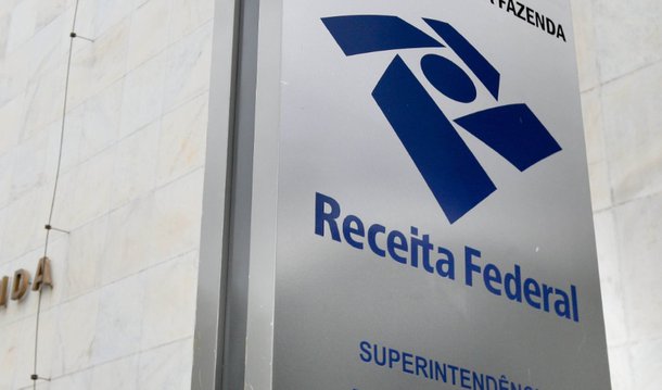 A Receita Federal intimará até o início de outubro 411 empresas e 23 pessoas físicas a quitarem débitos que somam R$ 20 bilhões; a medida, que ajudará a engordar o caixa do governo, é o primeiro passo da chamada cobrança administrativa especial, instituída na semana passada pelo órgão; a maioria que já recorreu ao Conselho Administrativo de Recursos Fiscais (Carf), órgão que foi alvo de operação da Polícia Federal no início do ano