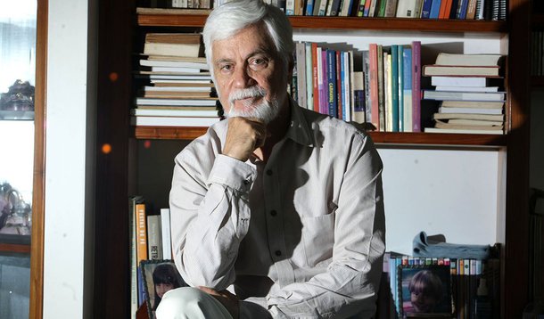 O economista e escritor Edmar Bacha, que participou da equipe que concebeu e implantou o Plano Real, é o mais novo integrante da Academia Brasileira de Letras (ABL); ele foi eleito nesta quinta (3) para a cadeira 40, vaga desde 22 de julho deste ano, com a morte do jurista Evaristo de Moraes Filho; Bacha obteve 18 votos, contra 15 dados ao jurista, escritor e ex-ministro do Supremo Tribunal Federal (STF) Eros Grau; votaram 23 acadêmicos presentes e dez por cartas