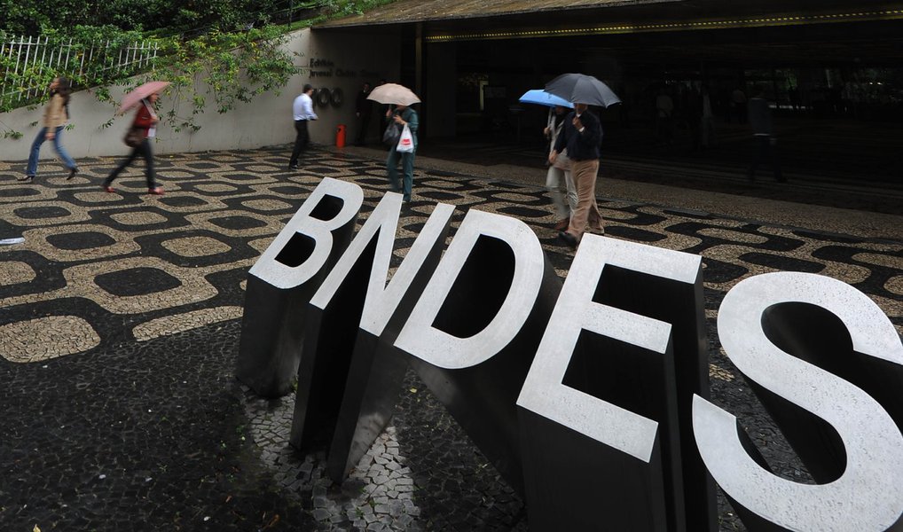 Em nota publicada no Facebook, o banco de fomento negou que a presidente Dilma tenha atuado "para flexibilizar" uma regra de concessão de financiamentos do banco em favor da Andrade Gutierrez antes de sua reeleição em 2014, conforme publicou a revista Época no final de semana; o BNDES argumenta que a operação de crédito obedeceu todos os trâmites internos de rotina e "lamenta que Época tenha, mais uma vez, publicado um texto parcial e enviesado"
