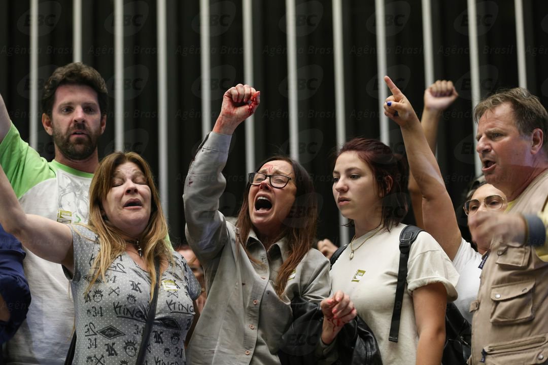 Toda pessoa minimamente crítica se perguntou: como um grupo de 50 almofadinhas invadiu e tomou conta do microfone do principal palanque político do país? Quem abriu a porta?