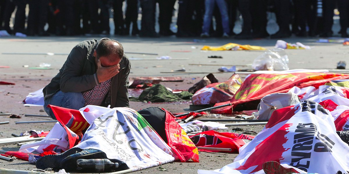 O duplo atentado suicida registrado ontem em Ancara, na Turquia, provocou pelo menos 95 mortos, de acordo com balanço divulgado início da noite pelo gabinete do primeiro-ministro Ahmet Davutoglu. O balanço anterior indicava 86 pessoas mortas no atentado contra militantes de partidos, sindicatos e organizações não-governamentais de esquerda