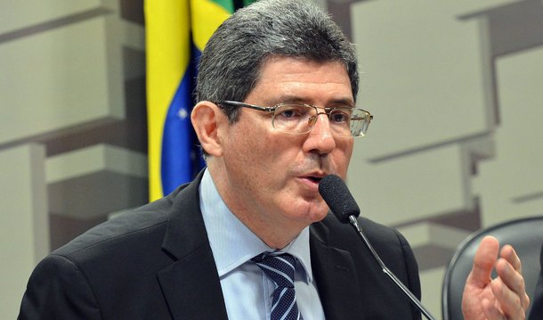 Ministro da Fazenda, Joaquim Levy, afirmou não possuir "ampulheta" para prever uma data para o fim da crise econômica enfrentada pelo Brasil e que o período de "cintos apertados" ainda deve persistir por algum tempo; "Não tenho uma ampulheta que me dá um dia certo. Quando dermos essa sinalização [de austeridade], particularmente em relação ao orçamento de 2016, a demanda volta rápido no Brasil, até porque as famílias não estão endividadas. Mesmo as empresas não estão endividadas",avaliou; ele também disse acreditar que o Congresso irá aprovar a recriação da CPMF