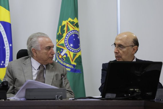 Sem saber o que fazer para tirar o País da pior recessão da história, Michel Temer anunciou um pacote de medidas para estimular a economia, sendo que pelo menos seis delas são projetos de lei que já existiam ou propostas adotadas nos governos dos presidentes Lula e Dilma; levantamento foi feito pelo Infomoney; entre as medidas anunciadas estão a redução do spread bancário, incentivo ao crédito imobiliário e redução da multa do FGTS