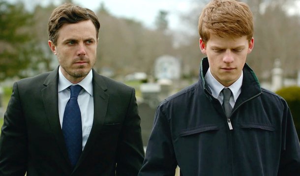  Dentro de uma indústria tão altamente padronizada quanto Hollywood, todo ano há pelo menos um filme que sai da fórmula. Ou seja, que destoa das expectativas e das estruturas normalmente seguidas no gênero a que pertence. Este ano, este filme é o drama "Manchester à Beira-Mar", em que especialmente o ator Casey Affleck parece estar-se tornando praticamente uma unanimidade nas premiações